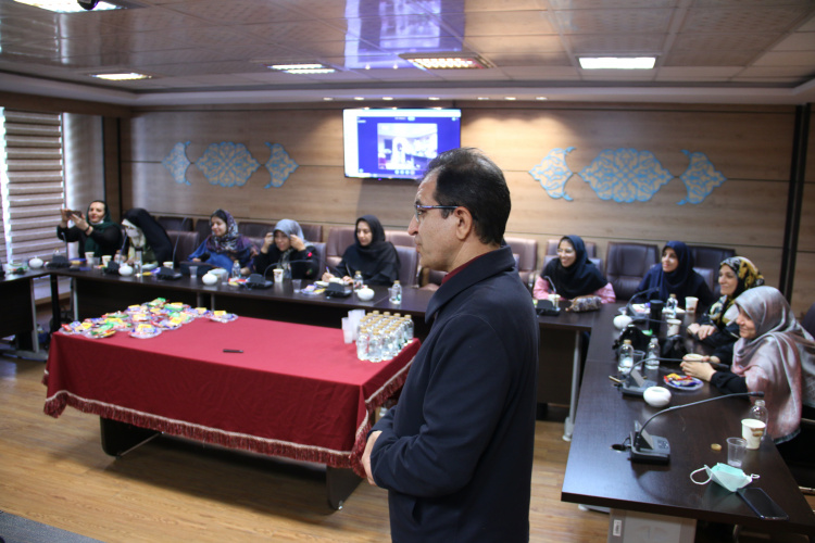 دکتر ناجی: در برخی شهرها به کودکان، «برنامه فبکِ» فیک و جعلی ارائه می‌کنند!